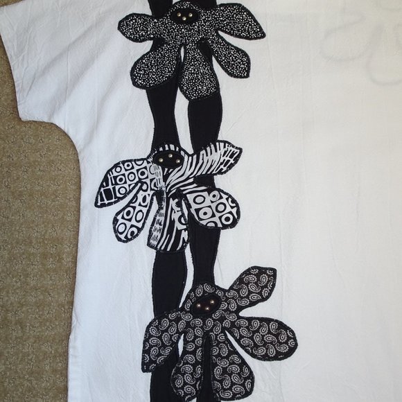 White Shirt with Simple Flowers - Picture 3 of 3